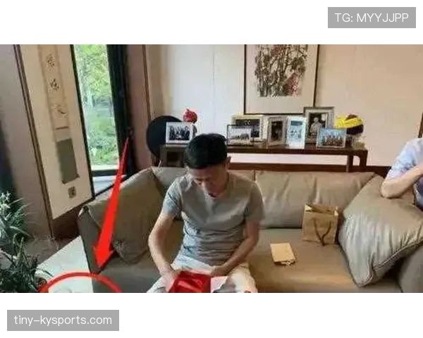 吴向东大球场上拼命,下了场竟然秒变豪宅沙发土豪? 吴向东大球场上拼命,下了场竟然秒变豪宅沙发土豪?